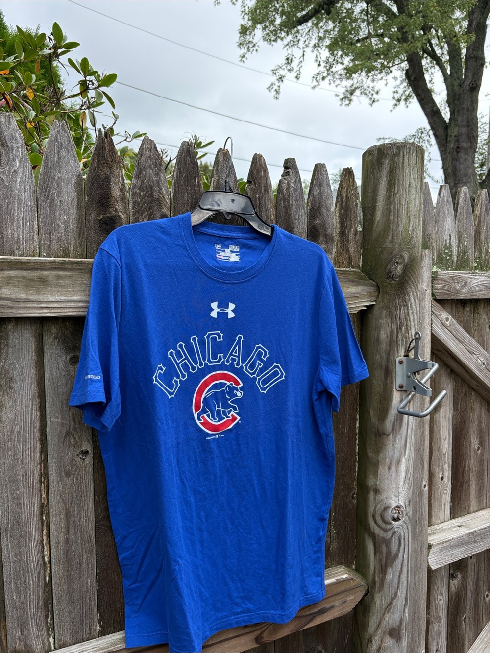 Under Armour medium Chicago Cubs tee!